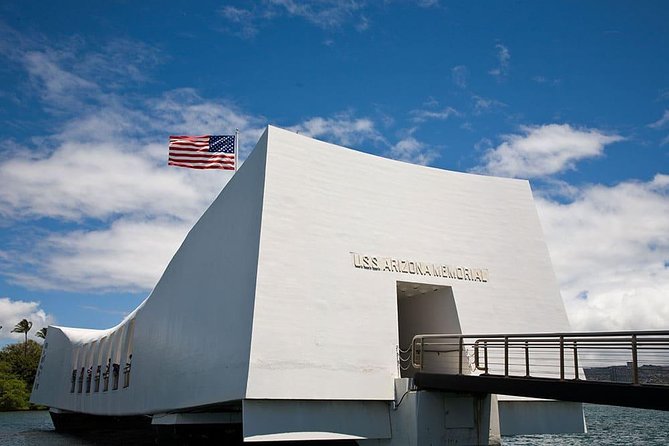Day Trip from Maui to Oahu: Pearl Harbor WWII Heroes Adventure - USS Arizona Memorial: the moving boat ride and the rules you must respect