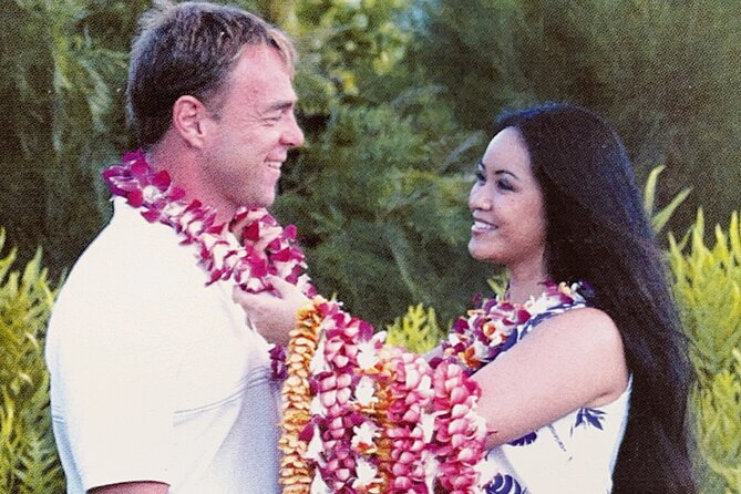 Deluxe Orchid Lei Greeting (Maui, Kahului Airport, OGG) - The greeter details that make it easy to spot