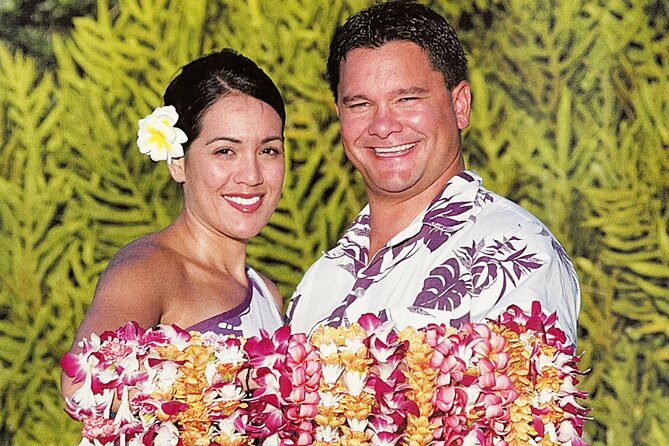 Kukui Nut Airport Lei Greeting (Maui, Kahului Airport, OGG) - The Lei Moment: hypoallergenic kukui nuts, made for real travel day