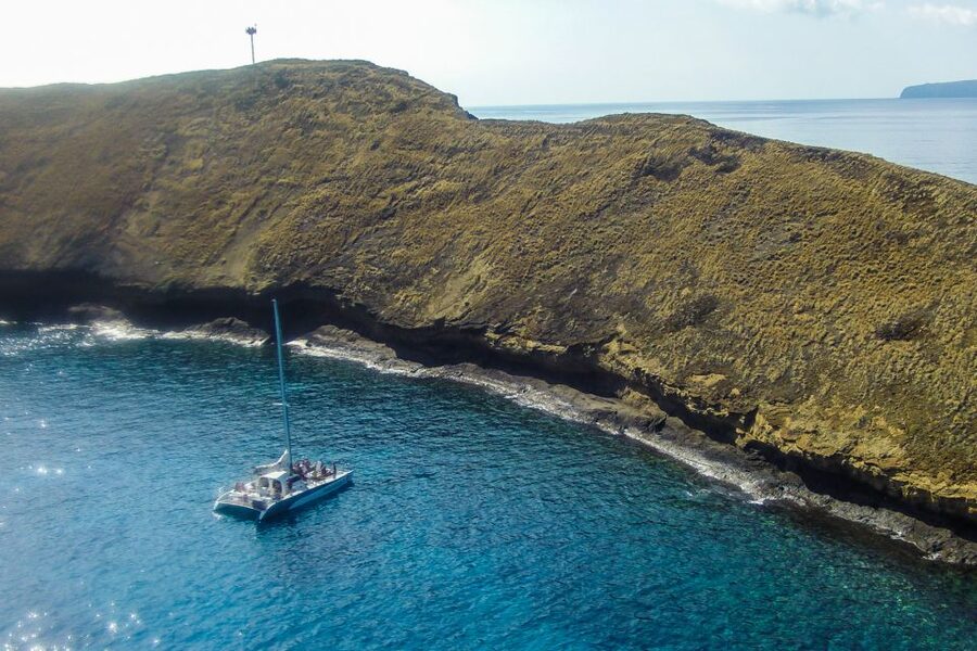 Maui: Molokini Snorkel and Performance Sail with Lunch - After snorkeling: the rinse, the buffet lunch, and the BYOB reality