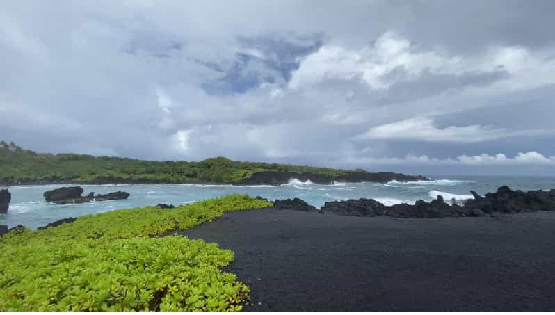 Maui: Van Day Trip to Hana with Local Guide and Lunch - The drive to Hana: viewpoints, old Hawaii stories, and banana bread