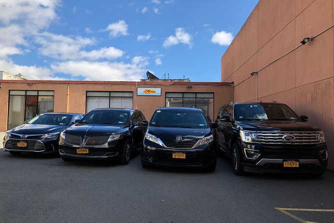 Private Arrival Transfer from Maui Kahului Airport OGG - The curbside meeting point at Kahului Airport (Sign 3): what to do when you land