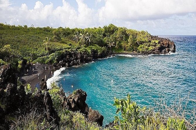 Road to Hana Deluxe Rainforest and Waterfall Experience from Oahu - Kaumahina State Wayside Park: restrooms, leg stretch, and a lookout