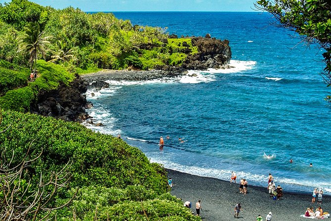 Road to Hana Tour with Lunch and Pickup - Lunch at a flower farm: picnic comfort without the scramble