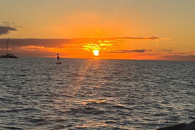 Sunset Sailing on a Floating Tiki Bar Charming Hawaiian Catamaran - Food and Drinks: Included Means You Can Plan Your Budget (and Your Diet)