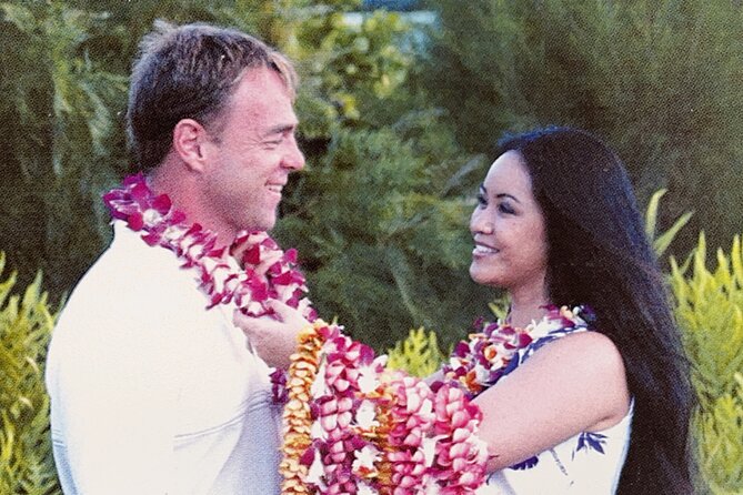 Ti Leaf Airport Lei Greeting (Maui, Kahului Airport, OGG) - Price and Value: is $47.38 worth a five-minute welcome?
